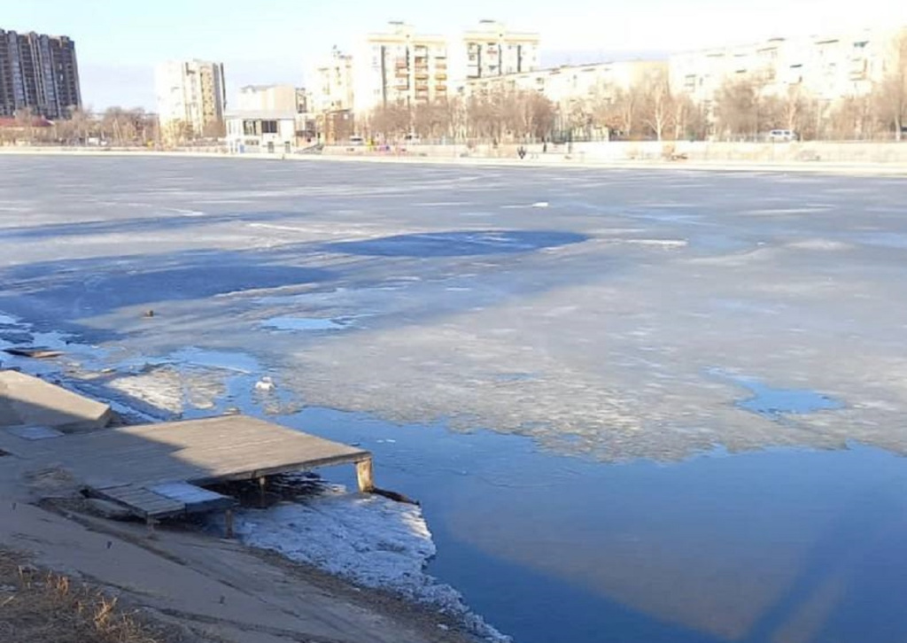 Лёд на водоёмах Астрахани потерял прочность