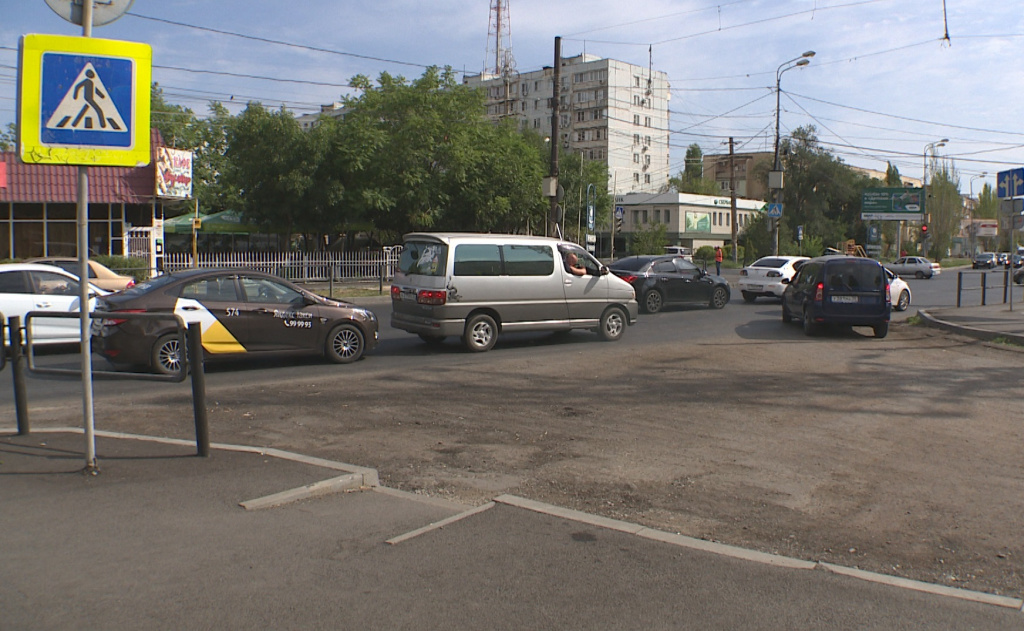 В Астрахани проверили наличие пешеходных переходов у школ перед 1 сентября