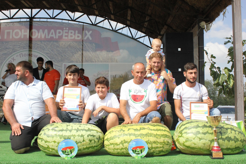 Астраханский фермер представил самый большой арбуз на «Агробатл-2022»