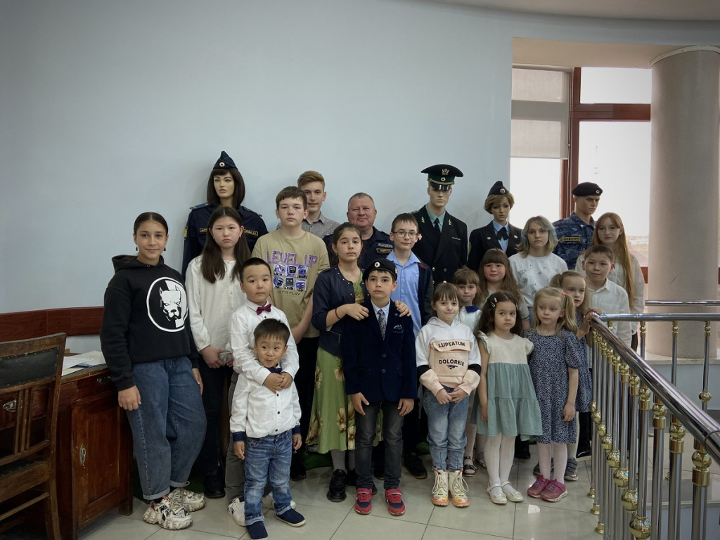 Юным астраханцам провели экскурсию по музею управлению судебных приставов