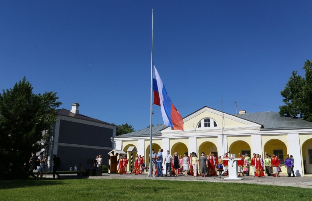 Игорь Бабушкин поздравил астраханцев с Днём государственного флага России