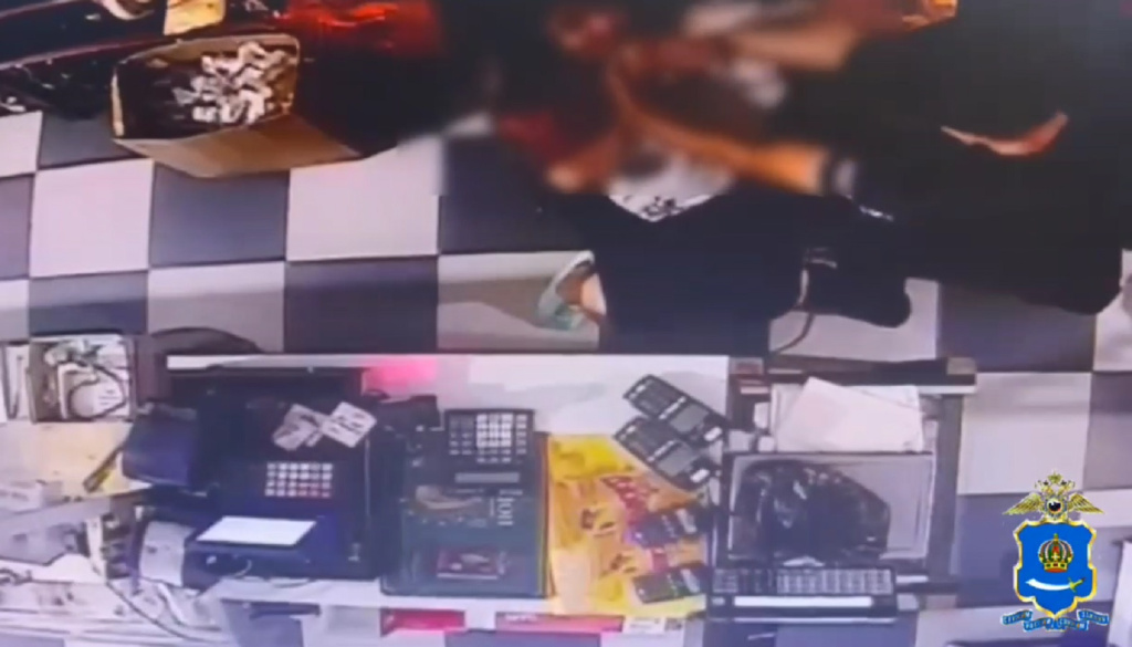 Вооружённый рецидивист ограбил магазин в Астрахани