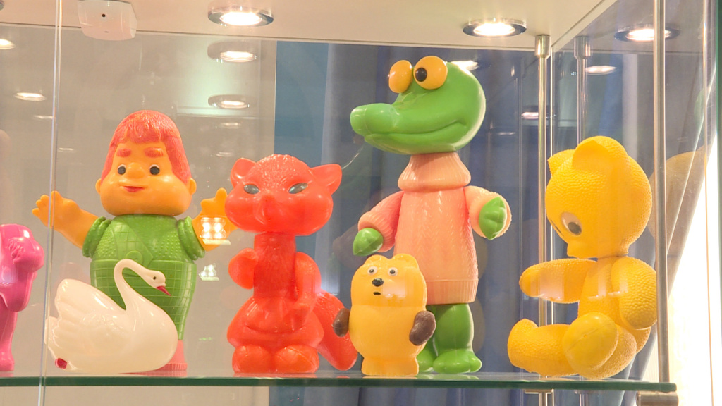 В Астрахани открылась выставка детских игрушек и ёлочных украшений времён СССР