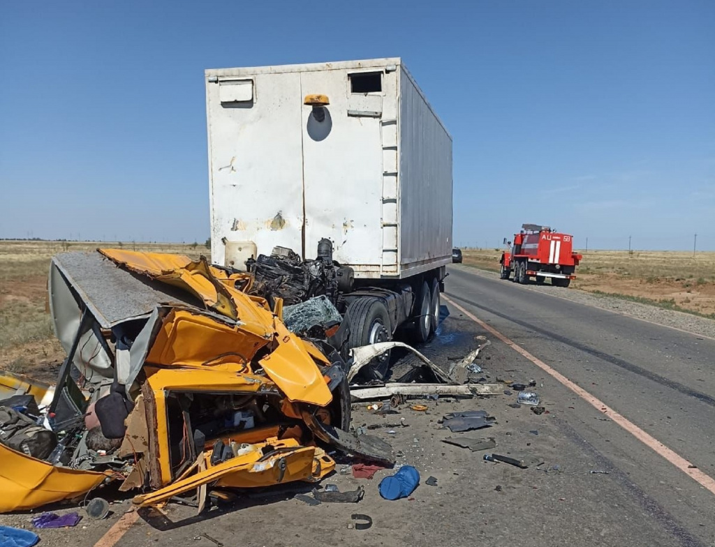 На трассе в Астраханской области в ДТП с грузовиками погиб мужчина
