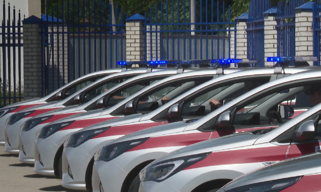 Астраханским росгвардейцам вручили ключи от 10 служебных автомобилей
