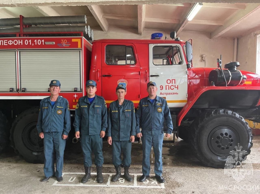 В Астрахани пожарные спасли мужчину из горящей квартиры