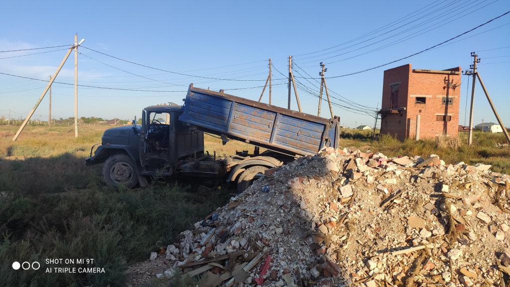 В селе Астраханской области выявили свалку строительного мусора