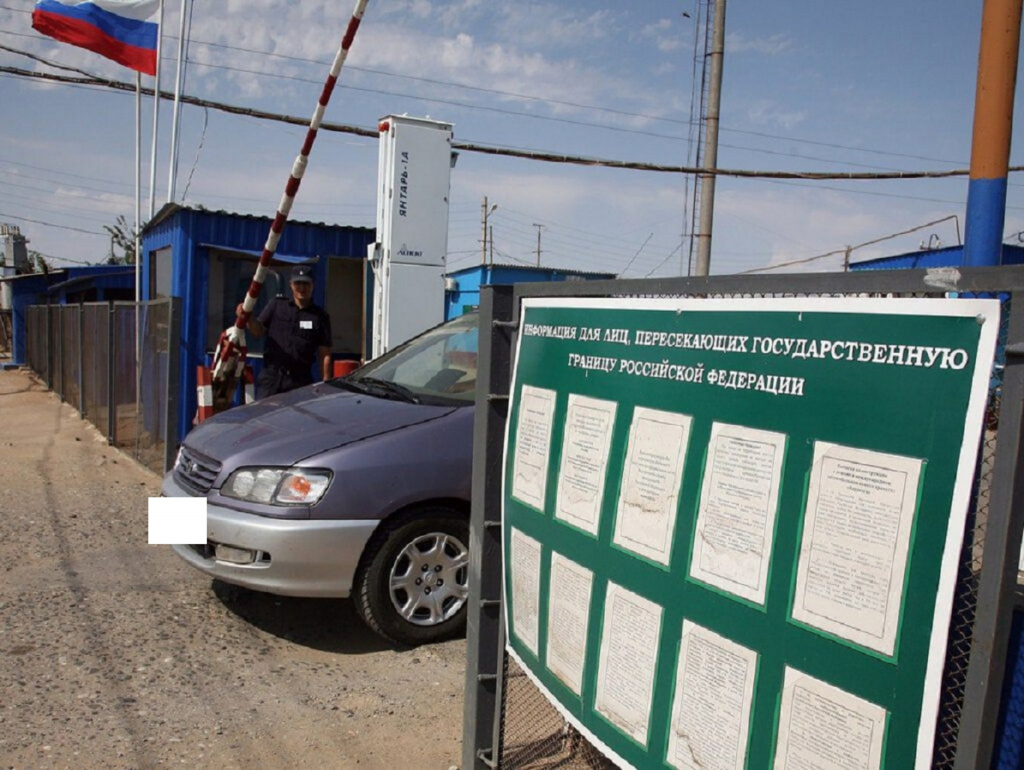В Астраханской области пограничники задержали парня, находившегося в розыске