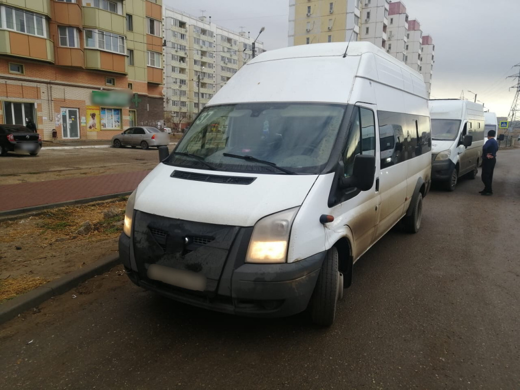 В Астрахани на водителя маршрутки составили протоколы за езду по аллее на Савушкина