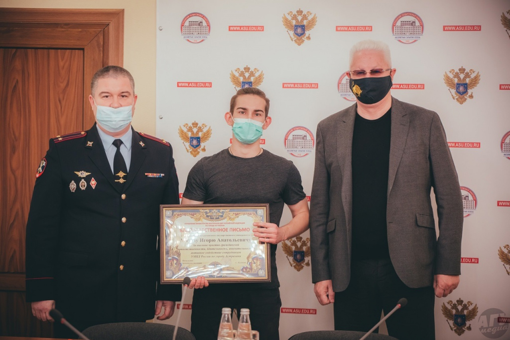В Астрахани студента наградили за сообщение о мужчине с автоматом