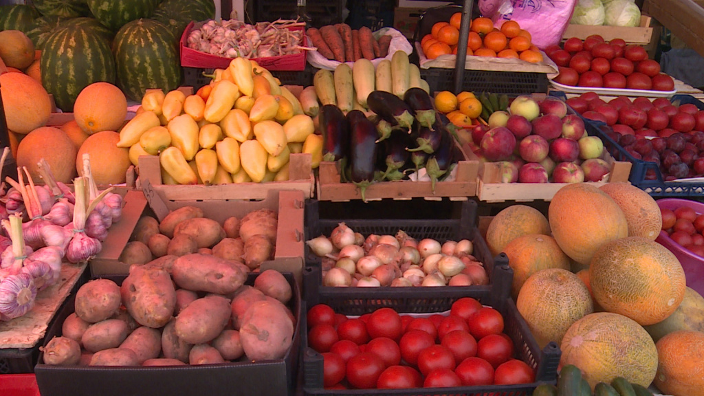 По каким ценам продают овощи на рынках в Астрахани в конце лета 