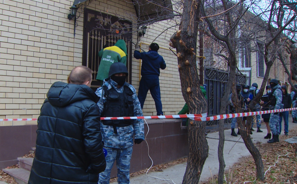 В Астрахани приставы приступили к процедуре сноса незаконного жилого дома 