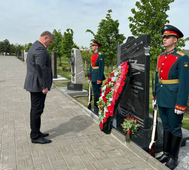 Глава Астраханской области возложил цветы к памятному знаку в Волгограде