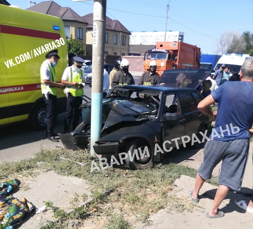 В Астрахани на Безжонова после наезда машины на столб погибла женщина