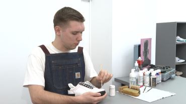 Астраханец открыл мастерскую по реставрации обуви благодаря господдержке