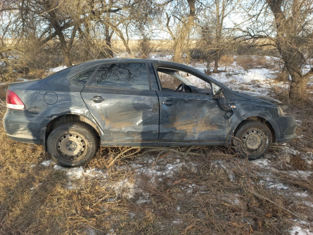 При опрокидывании автомобиля под Астраханью пострадали два человека