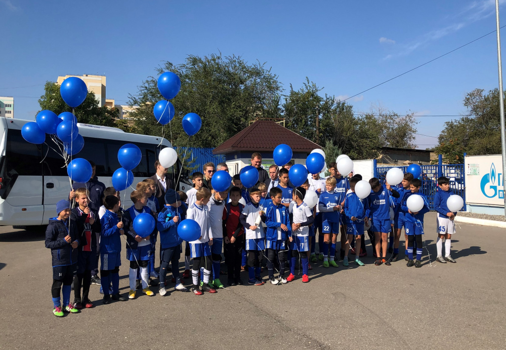 “Газпром переработка” подарила детской академии футбола два автобуса