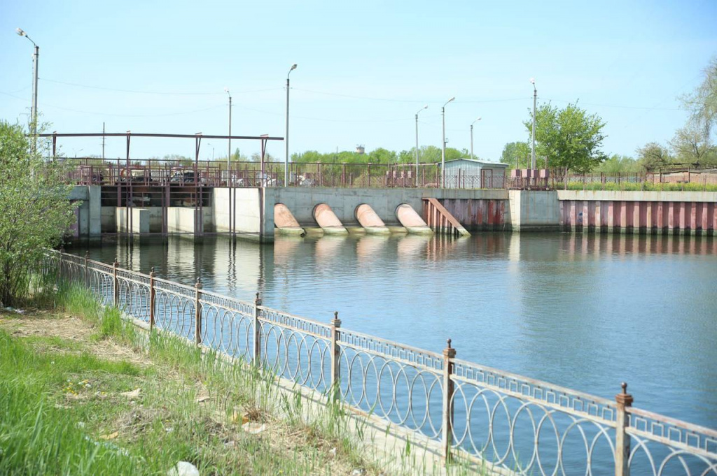 В городских каналах Астрахани снижают уровень воды