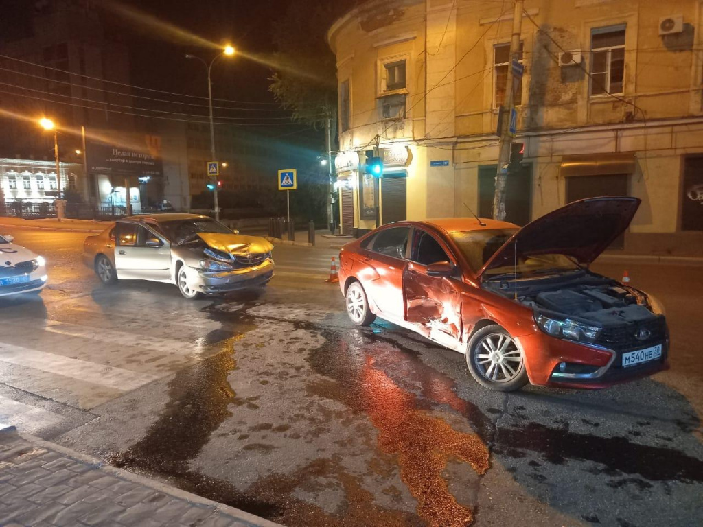 В Астрахани в столкновении “Лады” с иномаркой пострадали два водителя