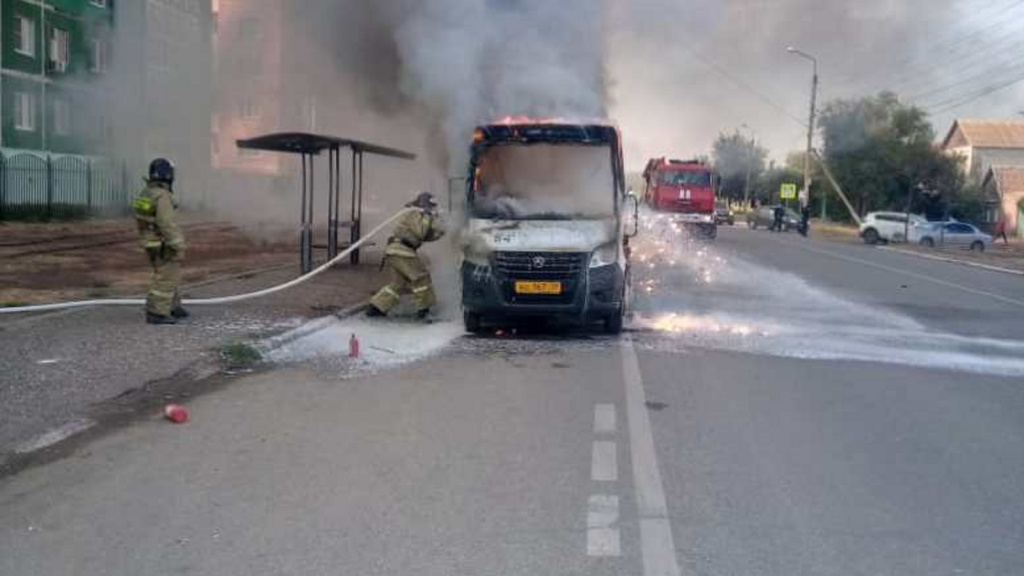 В Трусовском районе Астрахани сгорел маршрутный автобус № 64