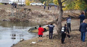 Автомобиль с телом мужчины достали со дна реки в Астраханской области
