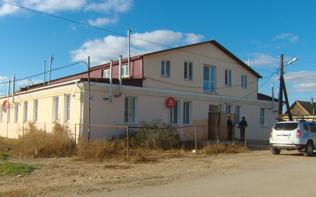 В посёлке Кировский астраханцев из аварийного дома переселили в бывшую баню