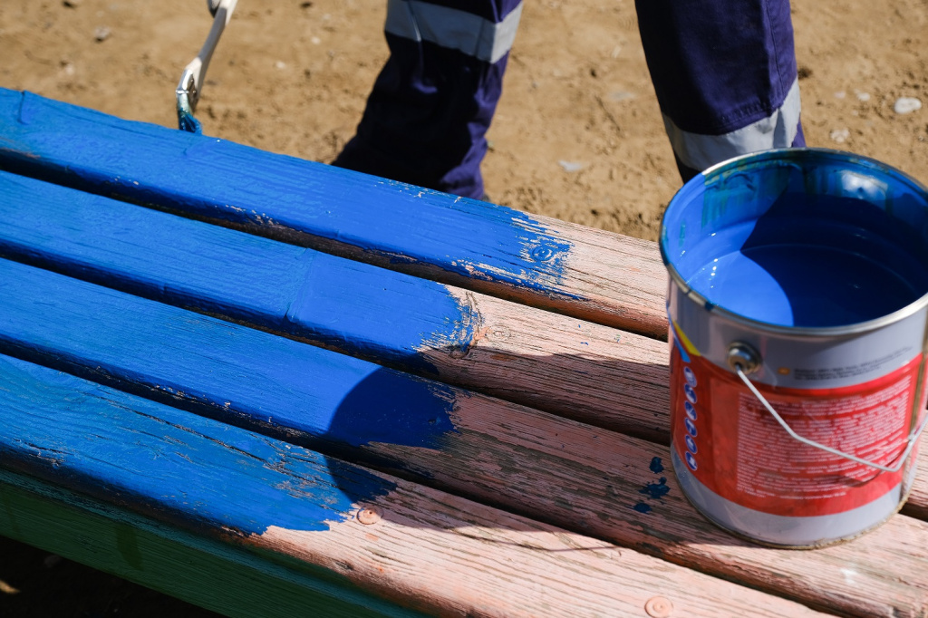 Жителям Астрахани раздадут более 100 банок с краской для обновления дворов