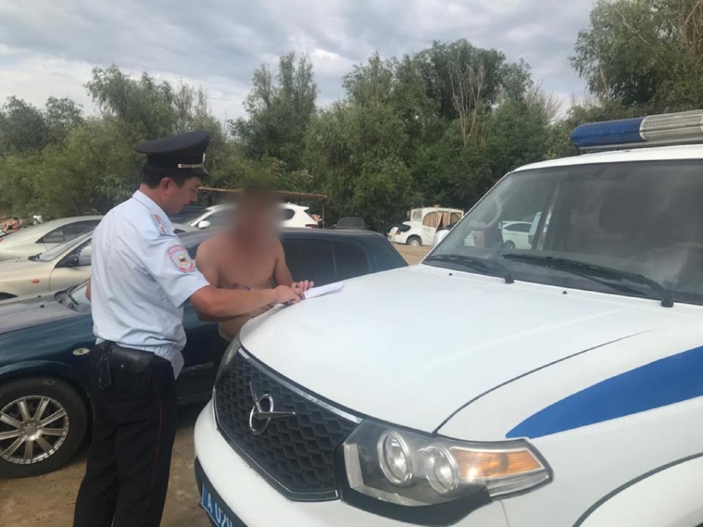 В Астрахани полицейские выявили нарушения на городском пляже