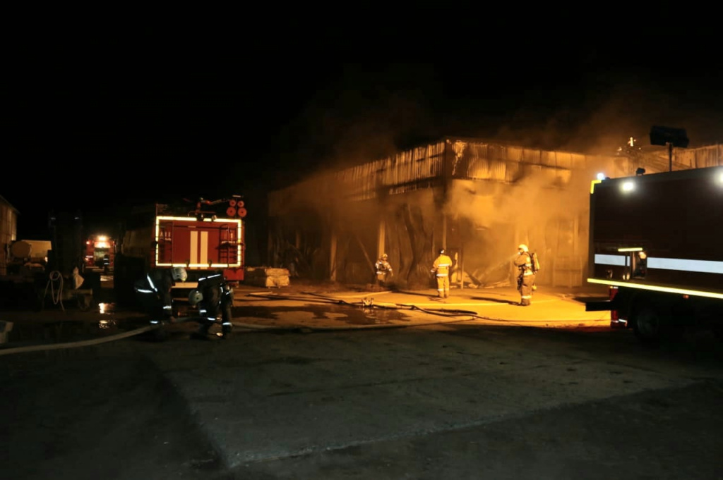 Под Астраханью ликвидировали крупный пожар в ангаре предприятия
