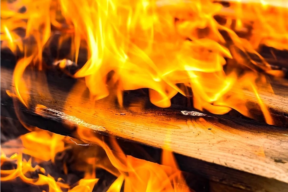 В Астраханской области при пожаре в жилом доме погибла женщина