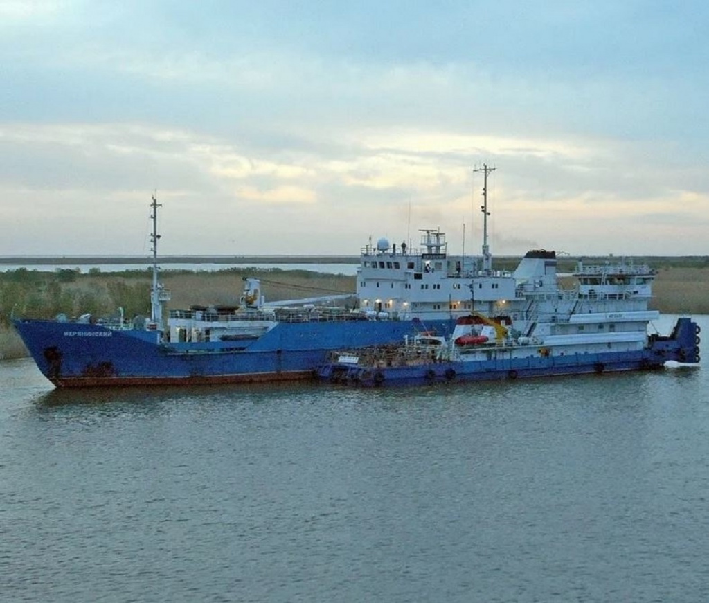 Теплоход, следовавший из Каспийского моря в Астрахань, сел на мель