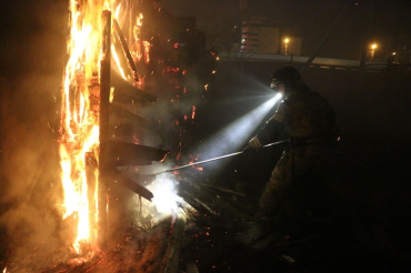 В Астрахани около ТЦ "Васторг" ликвидируют крупный пожар