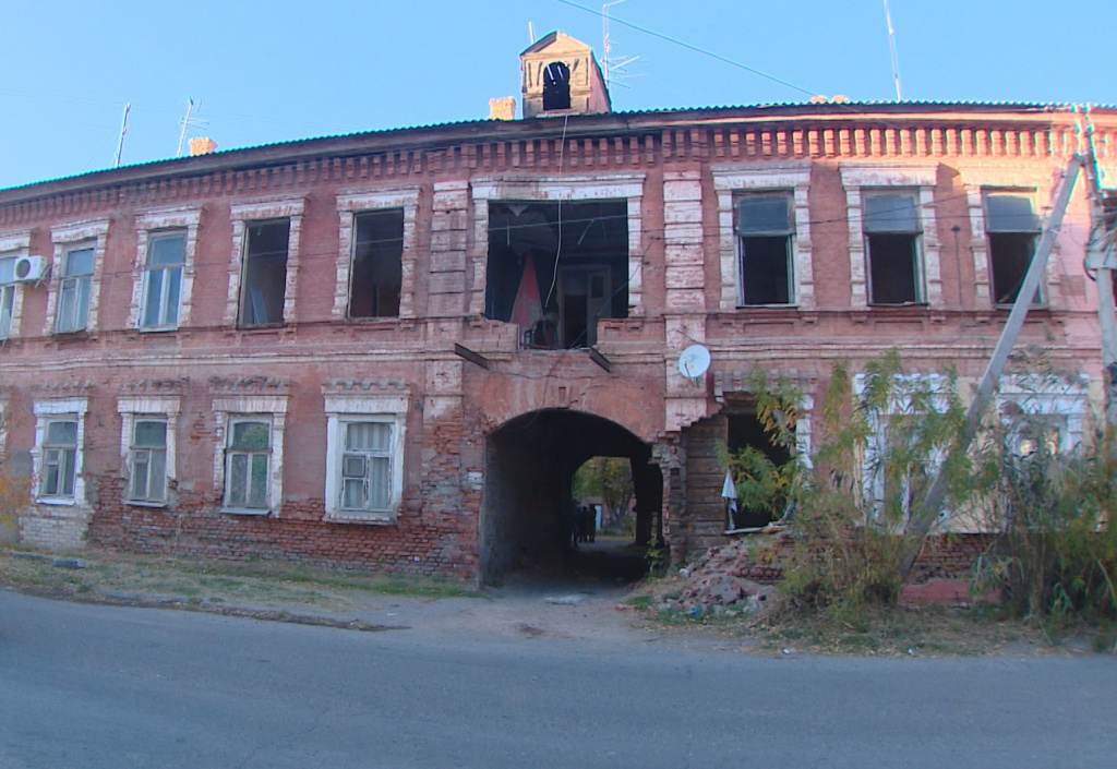 В Астрахани продолжают разрушаться аварийные дома: что делать жителям
