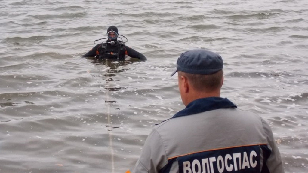 Под Астраханью ищут мужчину, который упал в воду на экскаваторе