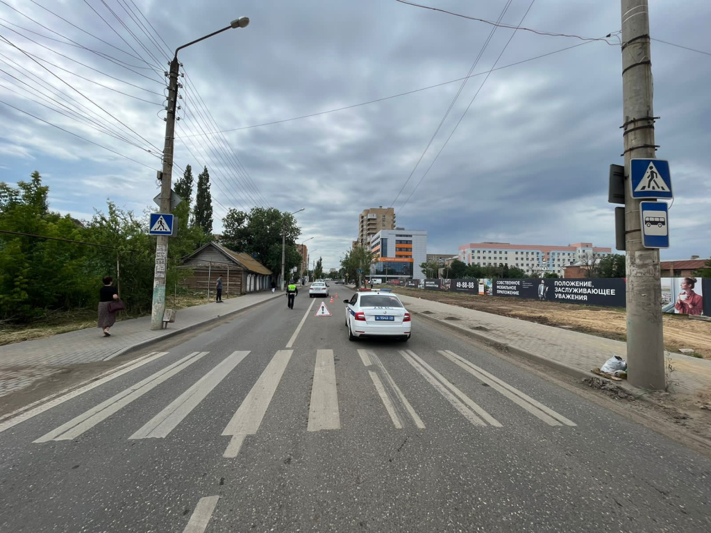 В Астрахани таксист сбил подростка на улице Кирова
