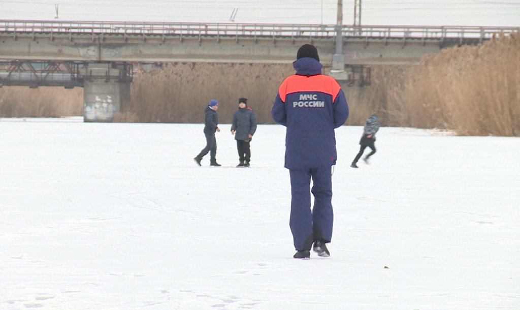 В Астрахани спасатели проводят рейды по безопасности из-за тонкого льда