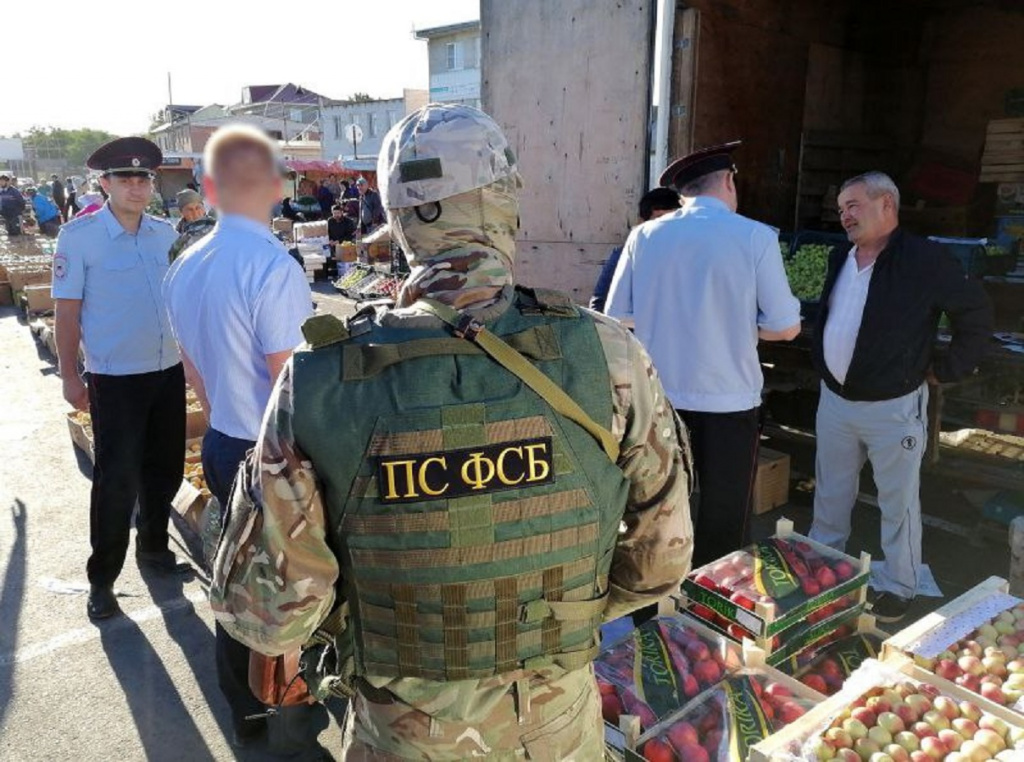 Полиция и УФСБ провели масштабную проверку мигрантов на рынках Астрахани