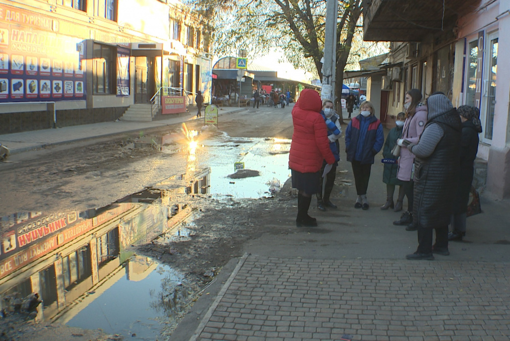 Жители Астрахани продолжают жаловаться на нескончаемые прорывы канализаций 