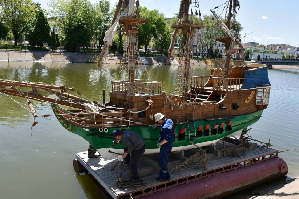 В Астрахани на Варвациевский канал вернули копию военного фрегата “Орёл”