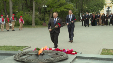 В Астрахани иностранные дипломаты возложили цветы к Вечному огню