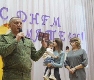 Семье погибшего на СВО астраханца вручили орден Мужества