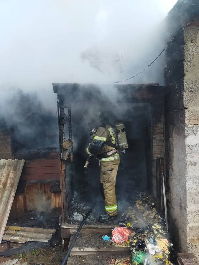 В Астрахани при пожаре в жилом доме пострадала 39-летняя женщина