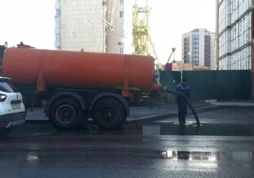 В Астрахани коммунальщики приступили к откачке воды после дождя