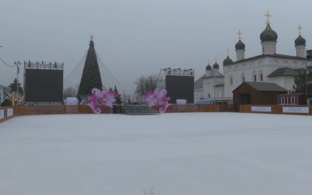 В Астраханском Кремле начал работу каток под открытым небом