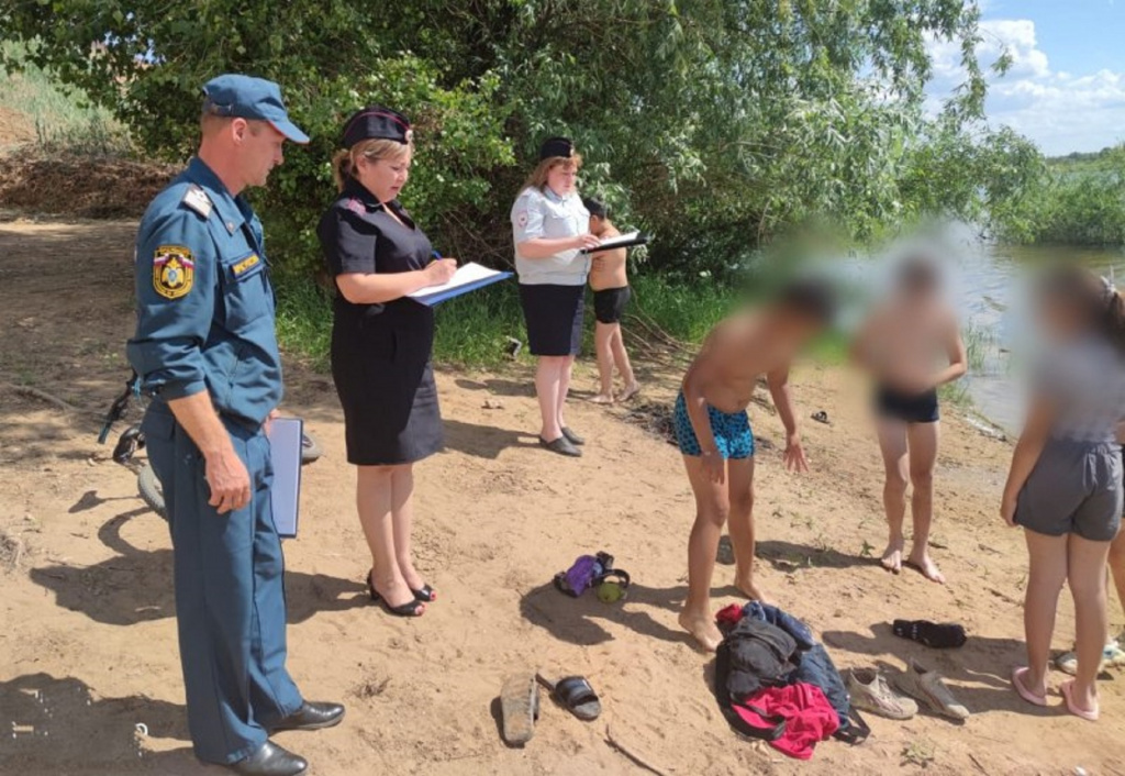 В Астрахани оштрафовали 20 родителей детей, купающихся в неположенных местах