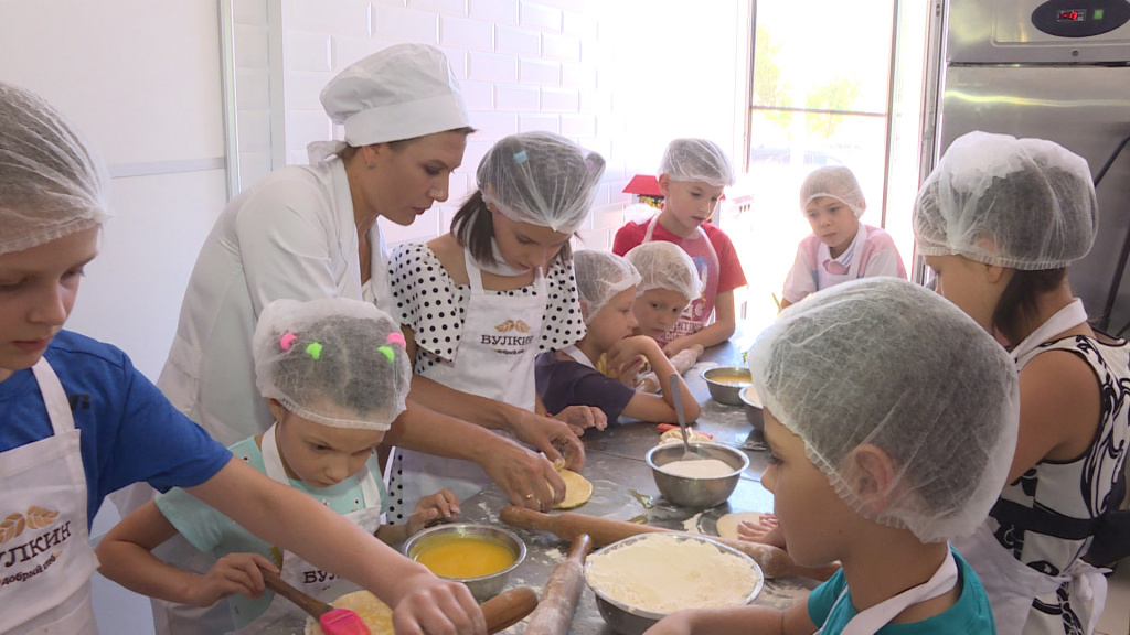 В Астрахани для детей из Донбасса провели мастер-класс по выпечке