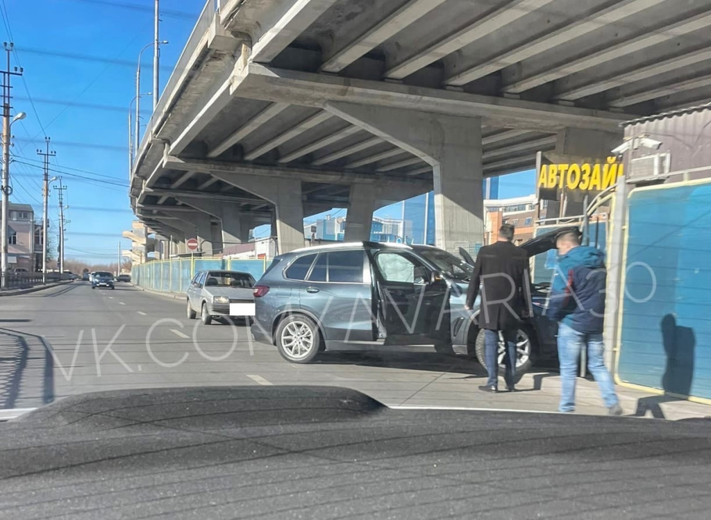 В Астрахани пострадал водитель после наезда на забор под Новым мостом