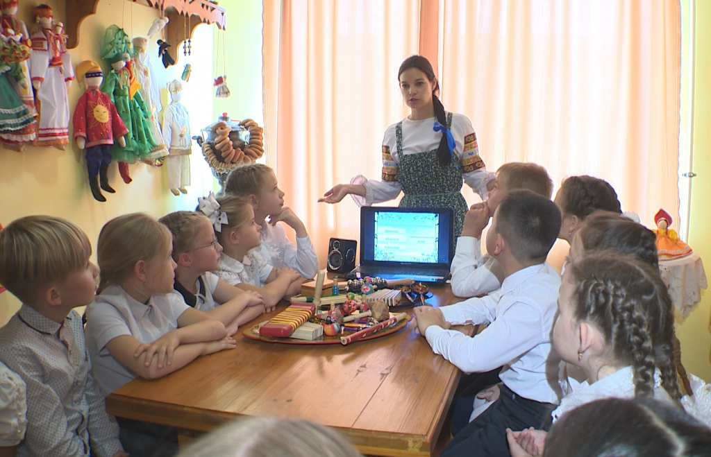 Под Астраханью детей знакомят с предметами творчества и быта русской культуры