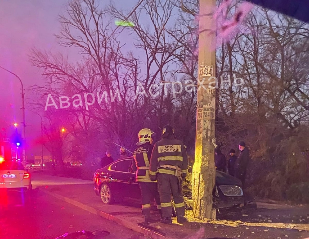 В Астрахани пострадал водитель после наезда на столб на Яблочкова