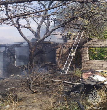 В Ленинском районе Астрахани сгорел жилой дом